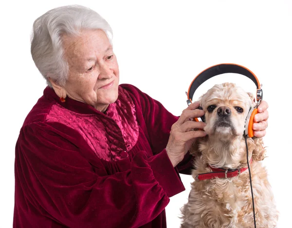 Oude vrouw met Amerikaanse cocker spaniel — Stockfoto