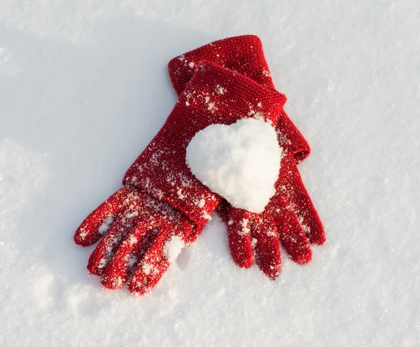 Rode handschoenen en sneeuw hart — Stockfoto