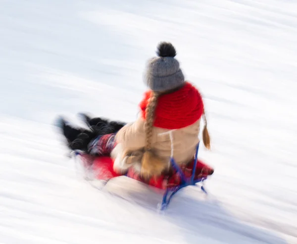 Klein meisje rodelen op wintertijd — Stockfoto