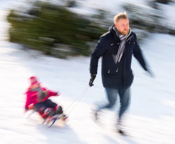 Baba ile kızı sleigh Ride — Stok fotoğraf