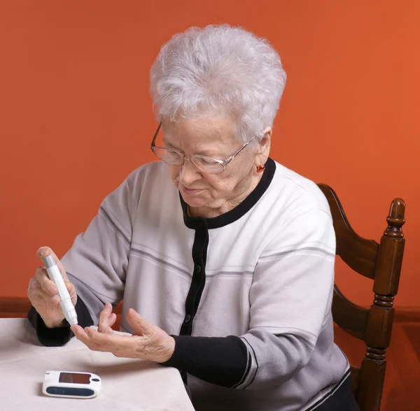 Mujer comprobando el nivel de azúcar — Foto de Stock