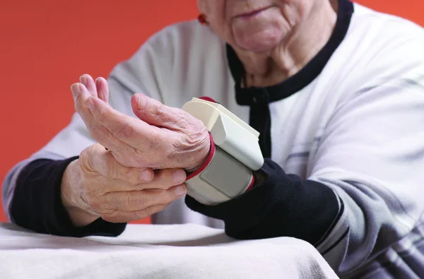 Frau misst arteriellen Druck — Stockfoto