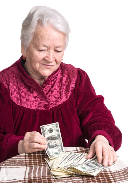 Lächelnde alte Frau mit Geld auf dem Tisch — Stockfoto
