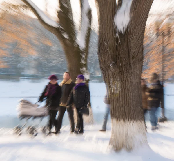 Mensen lopen in de straat in beweging vervagen — Stockfoto