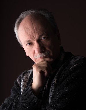 dalgın yaşlı adam