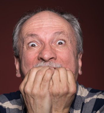 ihtiyar bir adamın yüzü kapalı eller tarafından