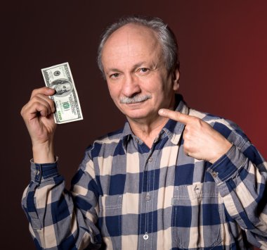 zevk 100 dolarlık banknot ile tutan adam