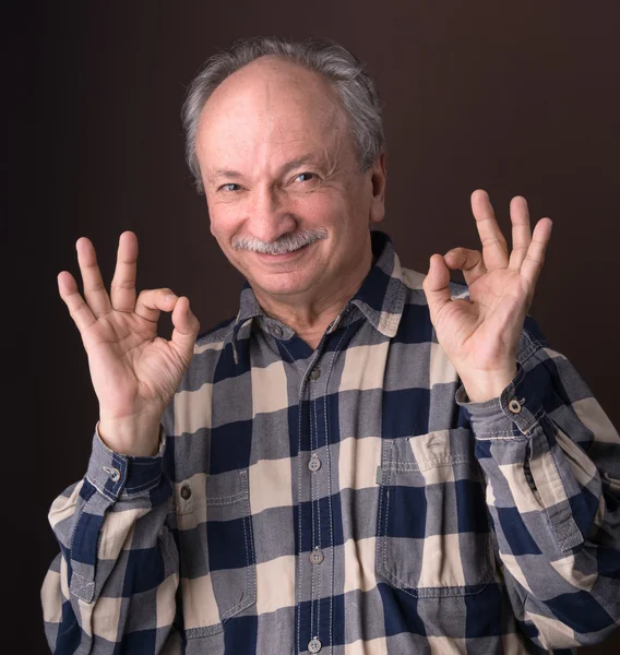 Glücklicher älterer Mann zeigt Ok-Zeichen — Stockfoto