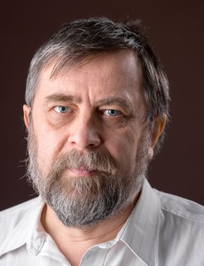kahverengi bir arka plan üzerinde gülümseyen yaşlı adam