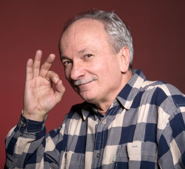 mutlu bir yaşlı adam ok işareti gösteriliyor