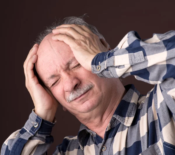 Adam baş ağrısından muzdarip — Stok fotoğraf