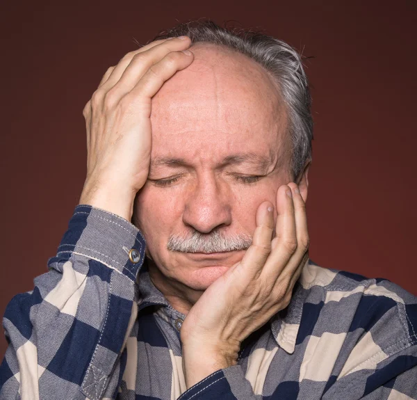Muž trpící bolestí hlavy — Stock fotografie