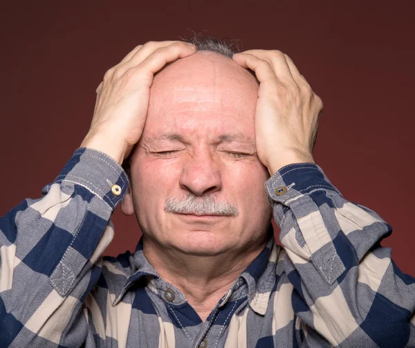 Man die lijdt aan hoofdpijn — Stockfoto