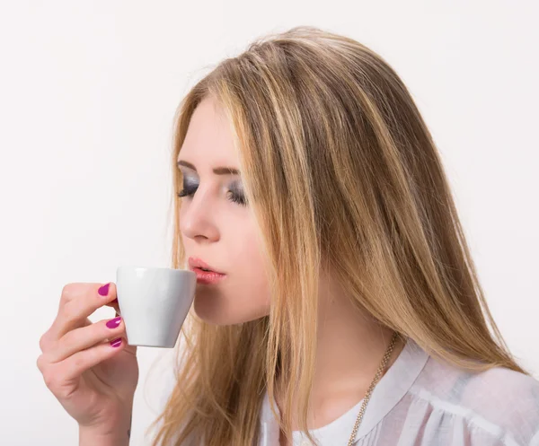 Mooi meisje genieten van koffie — Stockfoto