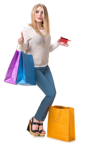 Счастливая девушка с сумками и кредитной картой — стоковое фото