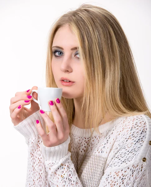 Mooi meisje genieten van koffie — Stockfoto