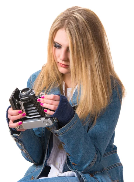 Vrouw met een vintage fotocamera — Stockfoto