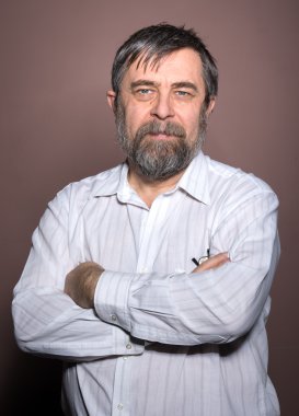 yaşlı bir adam kahverengi zemin
