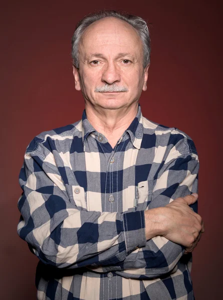 Elderly man on a brown background — Stock Photo, Image