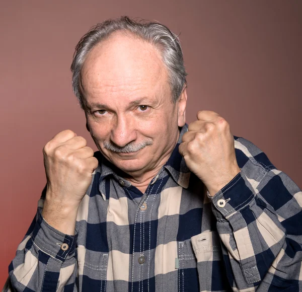 Volwassen man in bokser pose met verhoogde vuisten — Stockfoto