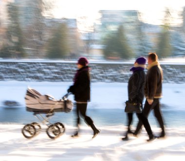 Anne ile bebek arabası bebek yürüme