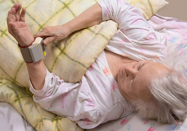 La anciana mide la presión arterial — Foto de Stock