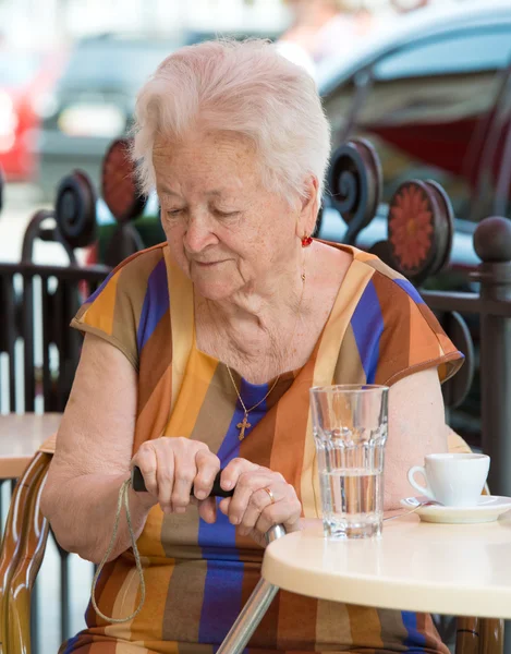 Mujer mayor tomando una taza de café — Foto de Stock