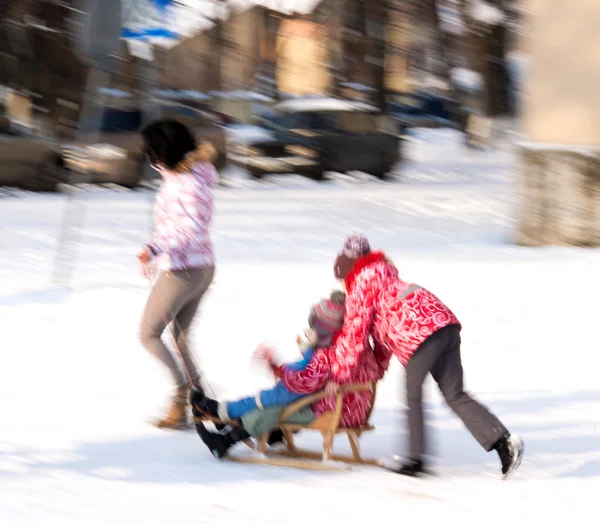 Familie wandelen in de straat in de winter — Stockfoto