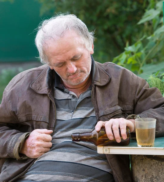 Пьяный мужчина пьет пиво — стоковое фото
