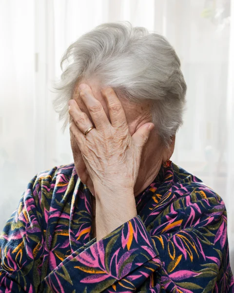 Bejaarde vrouw met hoofdpijn — Stockfoto