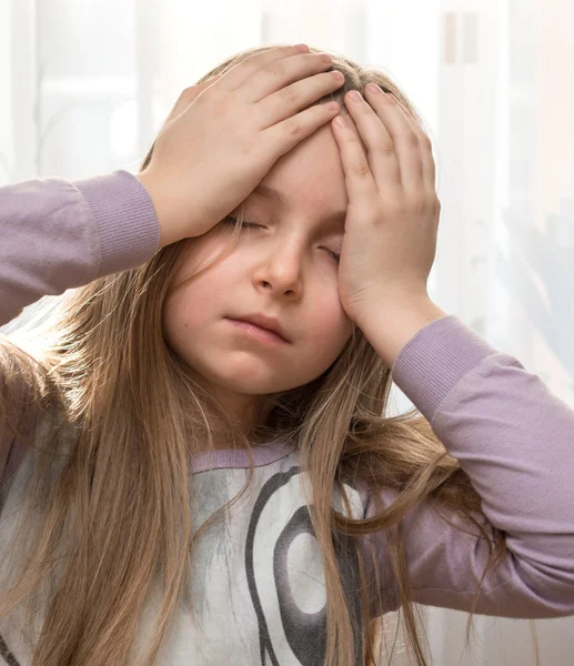 Ragazza che soffre di mal di testa — Foto Stock