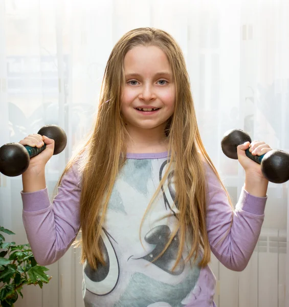 Retrato de menina feliz com halteres — Fotografia de Stock