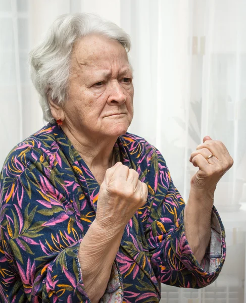 Oude vrouw vuisten maken — Stockfoto