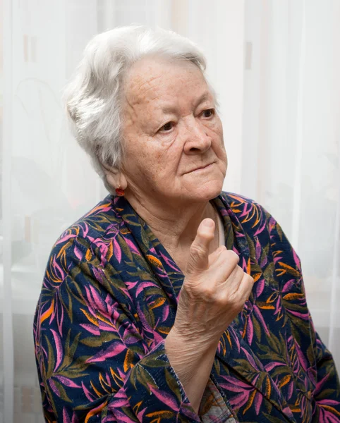 Oude vrouw in boos gebaar — Stockfoto