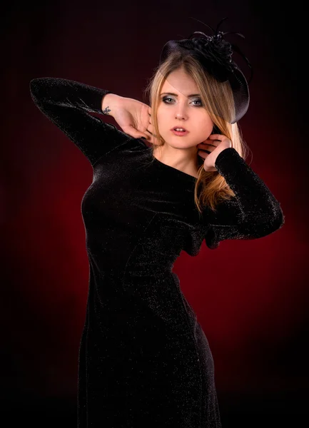 Mujer joven en vestido negro — Foto de Stock