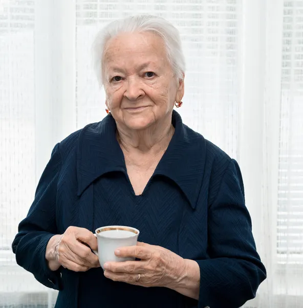 Stara kobieta korzystających filiżanki herbaty — Zdjęcie stockowe