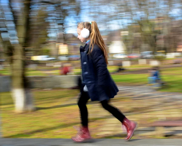 Menina feliz correndo — Fotografia de Stock