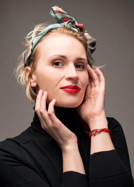 Mujer elegante con labios rojos — Foto de Stock