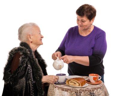 Anne kızıyla birlikte çay içiyor