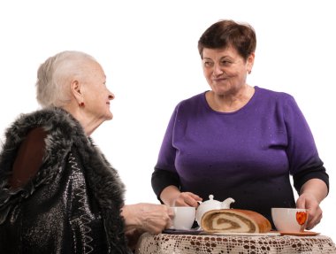 Anne kızıyla birlikte çay içiyor