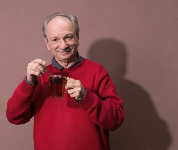Homem sênior segurando xícara de chá — Fotografia de Stock