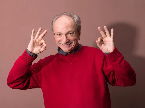 Homem idoso feliz mostrando sinal ok — Fotografia de Stock