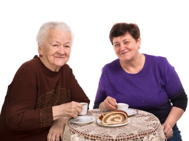 Anne kızıyla birlikte çay içiyor