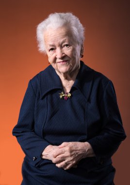 Gülümseyen yaşlı kadın