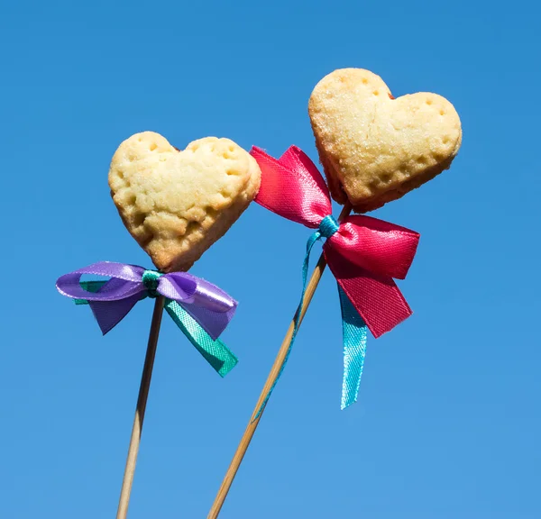 Dos galletas en forma de corazón —  Fotos de Stock