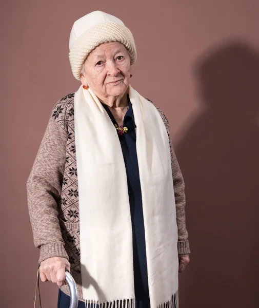 杖を持つ古い女性 — ストック写真