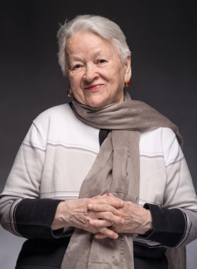 gülümseyen yaşlı kadın portresi