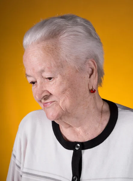 Portret van lachende oude vrouw — Stockfoto