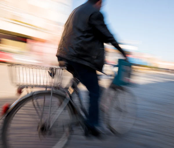 Cycliste à vélo dans la ville — Photo