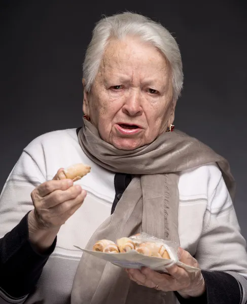 Mulher velha sufocando com biscoito — Fotografia de Stock